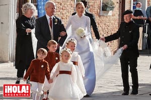 La novia lució un traje que parecía inspirado en el vestido que Grace Kelly llevó en 1956, para su boda con Raniero.