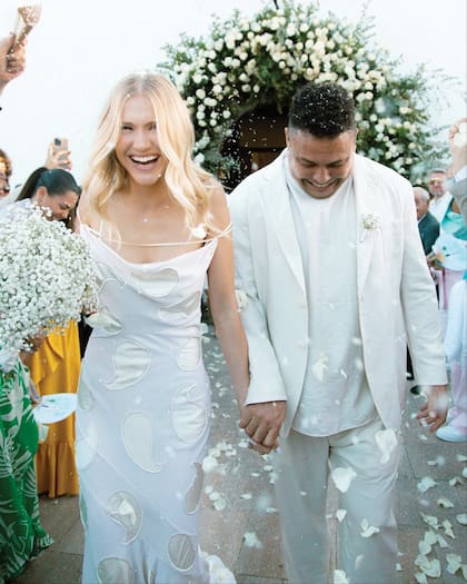 La novia lució un vestido de la colección otoño 2022 de Jacquemus que complementó con joyas Tiffany, un make up natural y el pelo suelto, mientras que Ronaldo vistió un traje más informal, también blanco.