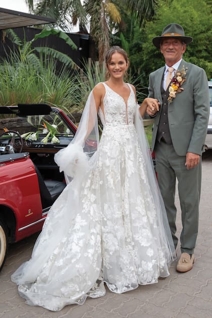 La novia lució un vestido romántico con hojas bordadas en relieve y cola de Claudia Arce. Su padre, Willy, complementó su traje con chaleco, sombrero de fieltro y mocasines de gamuza.