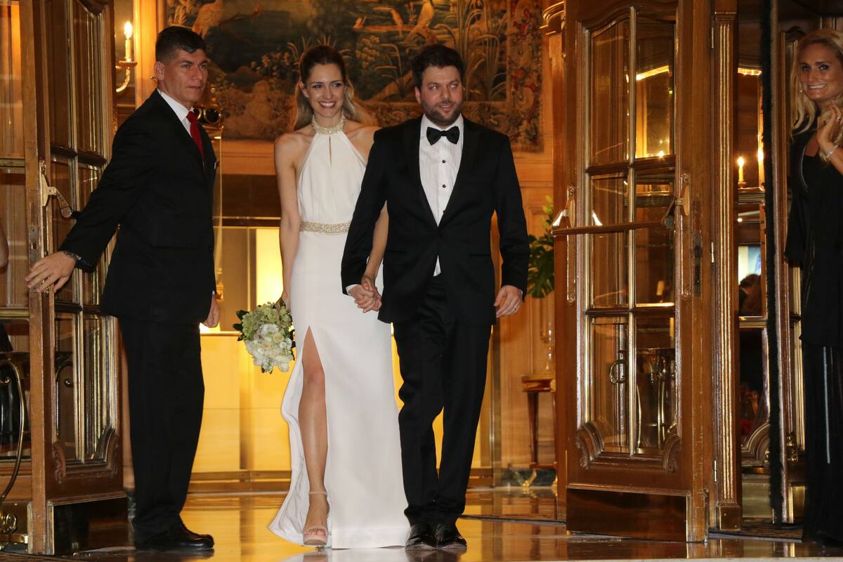 La novia optó por un modelo blanco de corte sencillo, con una sensual abertura