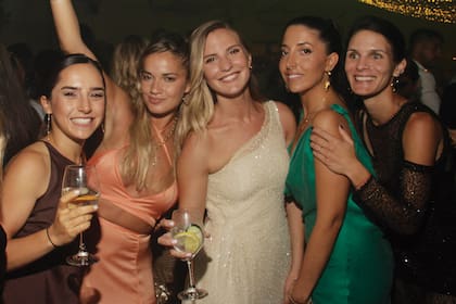 La novia posa con sus amigas. De izquierda a derecha: Sofía Galperin, Olivia Baibiene, Delfina, Serena Terzolo y Victoria de la Vega (casada con Joaquín Díaz Bonilla).