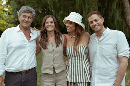 La novia posa con sus padres, Enrique Solanet y Fernanda Nogues, y su hermano Lucas.