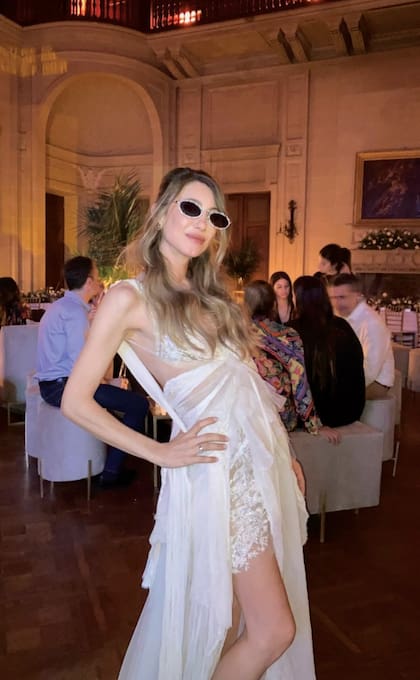 La novia posó
divertida con sus
anteojos de sol.