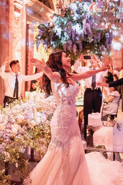 La novia, radiante de felicidad. Detrás vemos a su hermana Asia y a Giovanni. El gran salón, con sus paredes de mármol y sus estatuas, es un espléndido ejemplo de la arquitectura del siglo XVI.