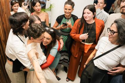 La novia recibe el abrazo incondicional de su amiga, Bárbara Biolcati y de sus más íntimas.