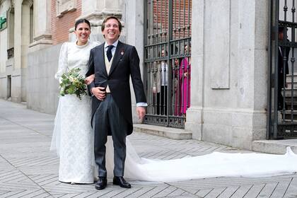 La novia remodeló el vestido de brocado de jacquard con bordado vegetal en hilo de plata con el que se casaron su madre y su abuela (diseño original de Pedro Rodríguez) para adaptarlo a su gusto y su figura (intervenido por el atelier Navascués), llevó cola, velo de tul de seda y unos espectaculares pendientes de diamantes que pertenecieron a su bisabuela, la infanta Alicia de Borbón. El novio, por su parte, lució un jacquet a medida con una levita que escondía un guiño a su equipo del alma, el Atlético de Madrid, firmado por la sastrería Fernández Prats.