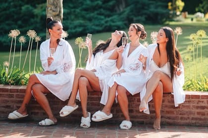 La novia se divirtió con las
damas de honor, antes del casamiento. “Recomiendo no
saltearse la previa a tu boda
con personas que te llenen
el alma”, explicó