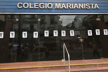 La novia y los amigos de Báez Sosa piden justicia con carteles frente al Colegio Marianista en Caballito
