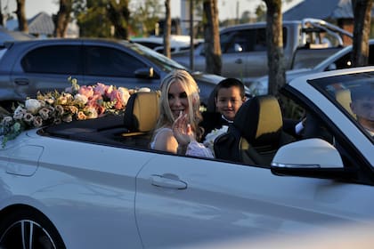 La novia y su hijo llegaron a bordo de un descapotable