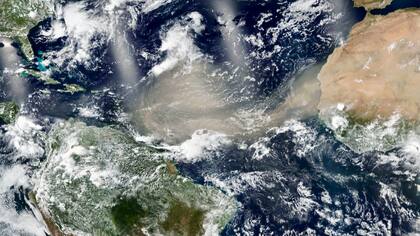 La nube de polvo sahariano atraviesa el océano Atlántico impulsada por los fuertes vientos