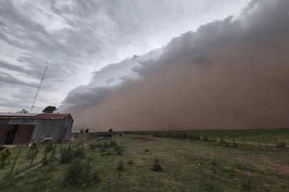La nube que se formó con la tormenta en la localidad de Intendente Alvear
