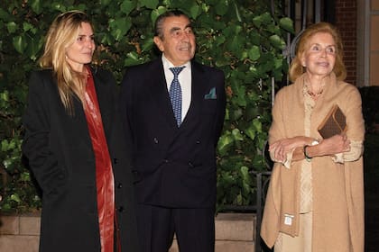 La nuera de De Narváez, Rocío González (está casada con Paco, el mayor de los hijos del empresario), junto a sus padres, el ex polista de diez goles de handicap Daniel González, y Marisy.