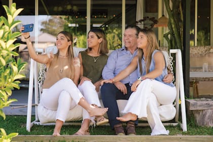 “La nuestra fue una historia extraordinaria que le pasó a gente común, por eso pasa el tiempo y sigue interesando”, dice, tras tomarse una selfie con sus nietas.