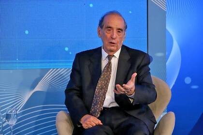 Arriazu calculó que para bajar la pobreza al 10% en 20 años se necesita duplicar la tasa de crecimiento de Argentina
