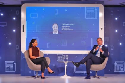 El periodista de LA NACION Diego Cabot es entrevistado por Dolores Cahen D’ Anvers, conductora de LN+