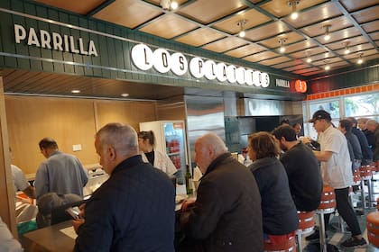 La nueva barra de Los Platitos, ahora en la avenida Corrientes, en el Paseo La Plaza