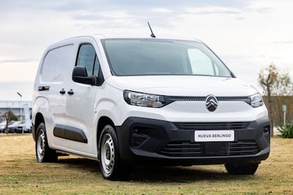 La nueva Berlingo llega en su versión europea con un diseño renovado y alineado a la identidad internacional de la marca, consolidando su posición en el segmento de vans compactas utilitarias.