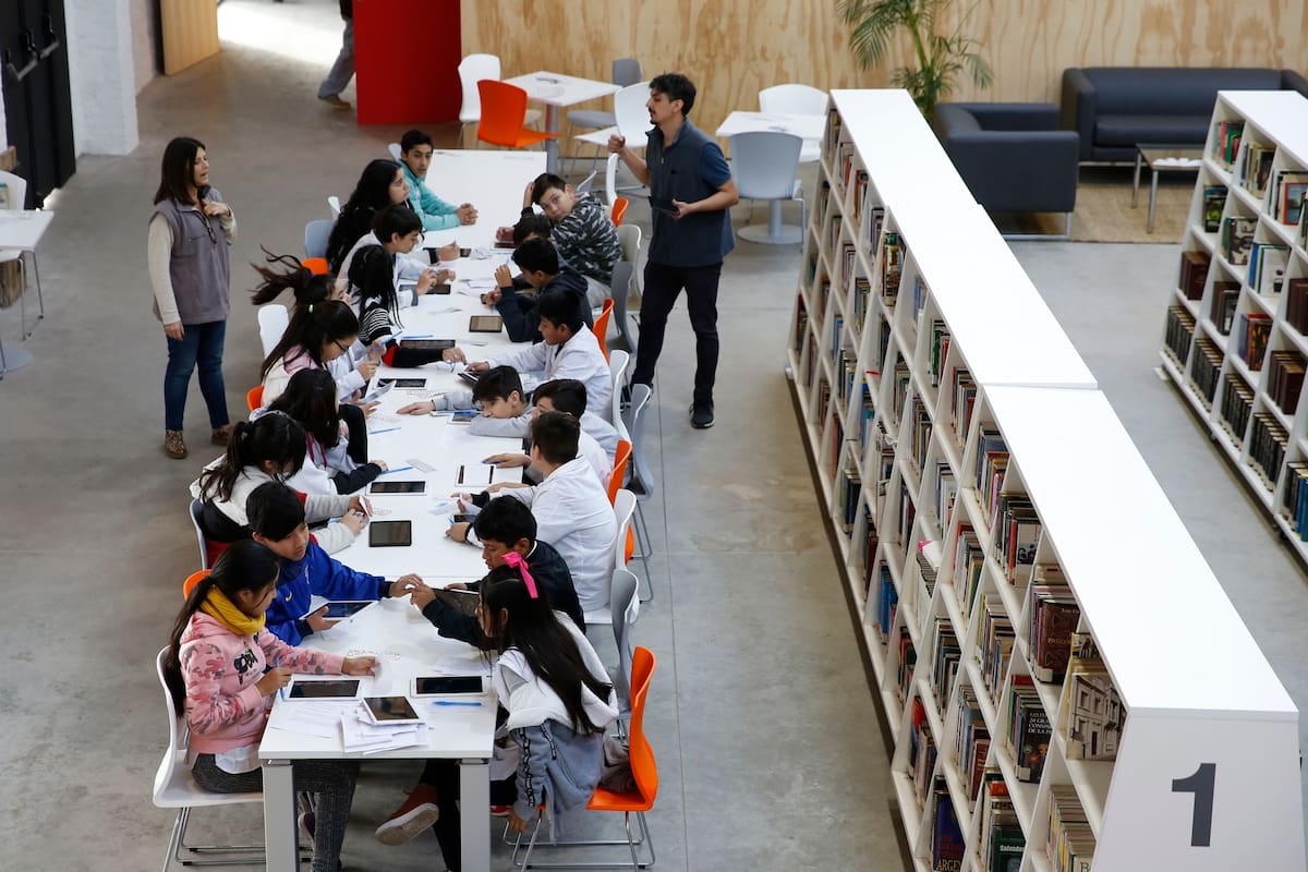 La nueva biblioteca Parque de la Estación ocupa un galpón reciclado de 700 metros cuadrados en el corazón del Abasto