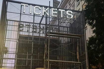 La nueva cabina de venta de entradas para teatros con descuento se emplaza frente al Obelisco
