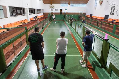 La nueva cancha de bochas con piso sintético de la asociación vasca de Macachín.