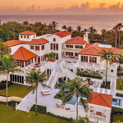 La nueva casa de Sean Hannity cuenta con ocho habitaciones, diez baños y medio, y casi dos acres de terreno frente al mar