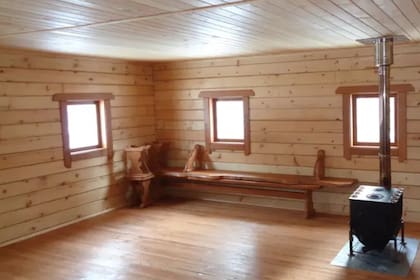 La nueva casa tiene mucha luz natural que entra a través de las cuatro ventanas