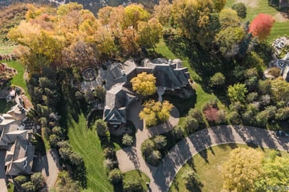 La nueva casa, ubicada en Orono frente al lago Tanager, tiene 880 m², cinco dormitorios y tecnología inteligente integrada en todo el diseño