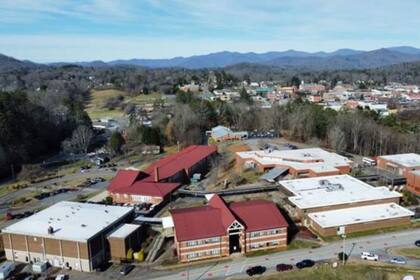 La nueva clínica de Vecinos estará ubicada en el Condado de Macon, que tiene alrededor de 38.717 habitantes y el 10.2% es de origen hispano o latino (Macon County North Carolina)