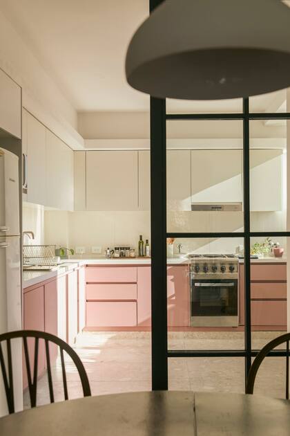La nueva cocina está parcialmente integrada al living comedor, una decisión que amplió el sector social y lo refrescó.