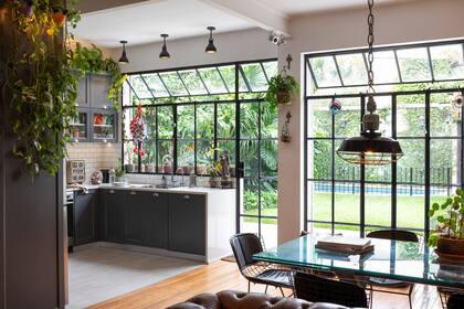 La nueva cocina integrada tiene piso de porcelanato símil cemento alisado sin junta