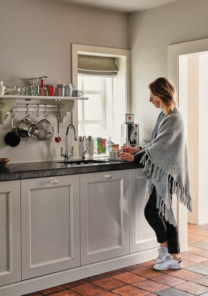 La nueva cocina se adecuó a las necesidades actuales con amoblamiento a medida, bien sencillo.