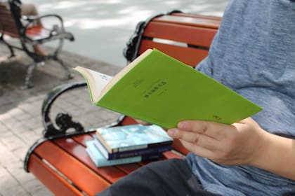 La nueva colección de sus Obras Completas en chino mandarín es solo una muestra de la fascinación del país asiático por el escritor argentino. Mujeres y hombres que transforman sus textos en elegantes caracteres cuentan cómo logran adaptar la complejidad de su pluma y por qué genera tanta fascinació