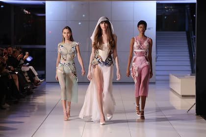 La nueva colección SS23/24 de Marcelo Giacobbe fue inspirada en “Dying is a Wild Night and a New Road”, de Emily Dickinson