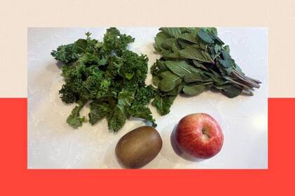 La nueva dieta de Hugh incluye jugos hechos con kiwi, manzana, col rizada y hojas de menta.