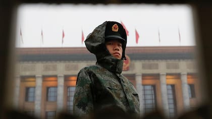 Un guardia bajo la lluvia controla la entrada al Congreso
