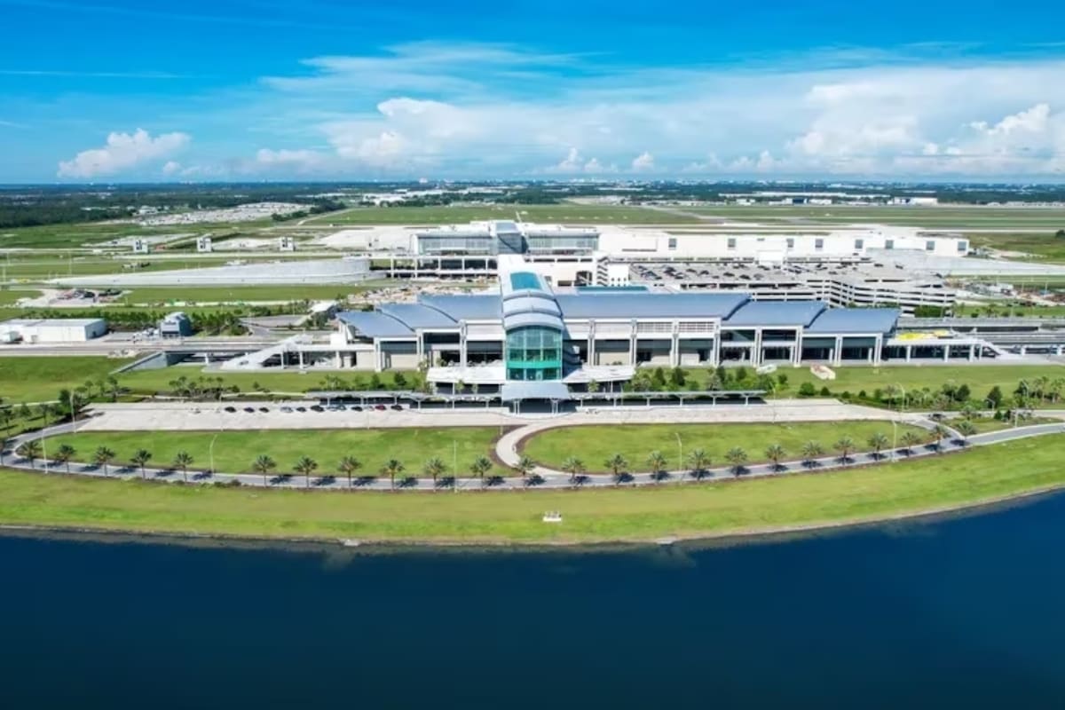 La nueva estación de Brightline, en el Aeropuerto Internacional de Orlando, desde donde saldrá el tren que unirá los principales parques de diversiones, en esa ciudad, con las playas de Miami