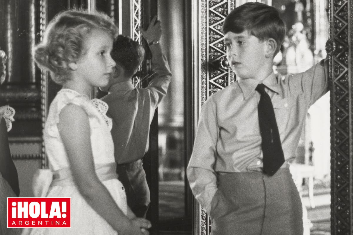 La nueva exposición de la Casa Real británica en el Palacio de Buckingham incluye esta fotografía del príncipe Carlos (hoy rey Carlos III) y la princesa Ana tomada por Antony Armstrong-Jones en 1956.