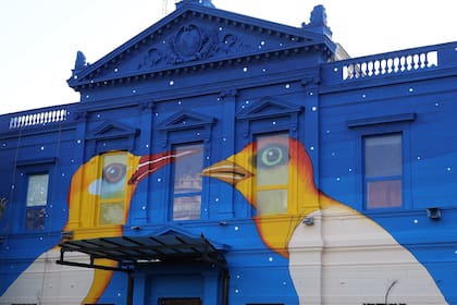 La nueva fachada del Centro Cultural Recoleta, ahora intervenida por un mural diseñado por Renata Schussheim