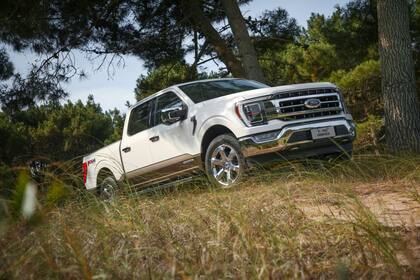 La nueva Ford F-150 Híbrida tiene un amplio y práctico equipamiento en la caja de carga
