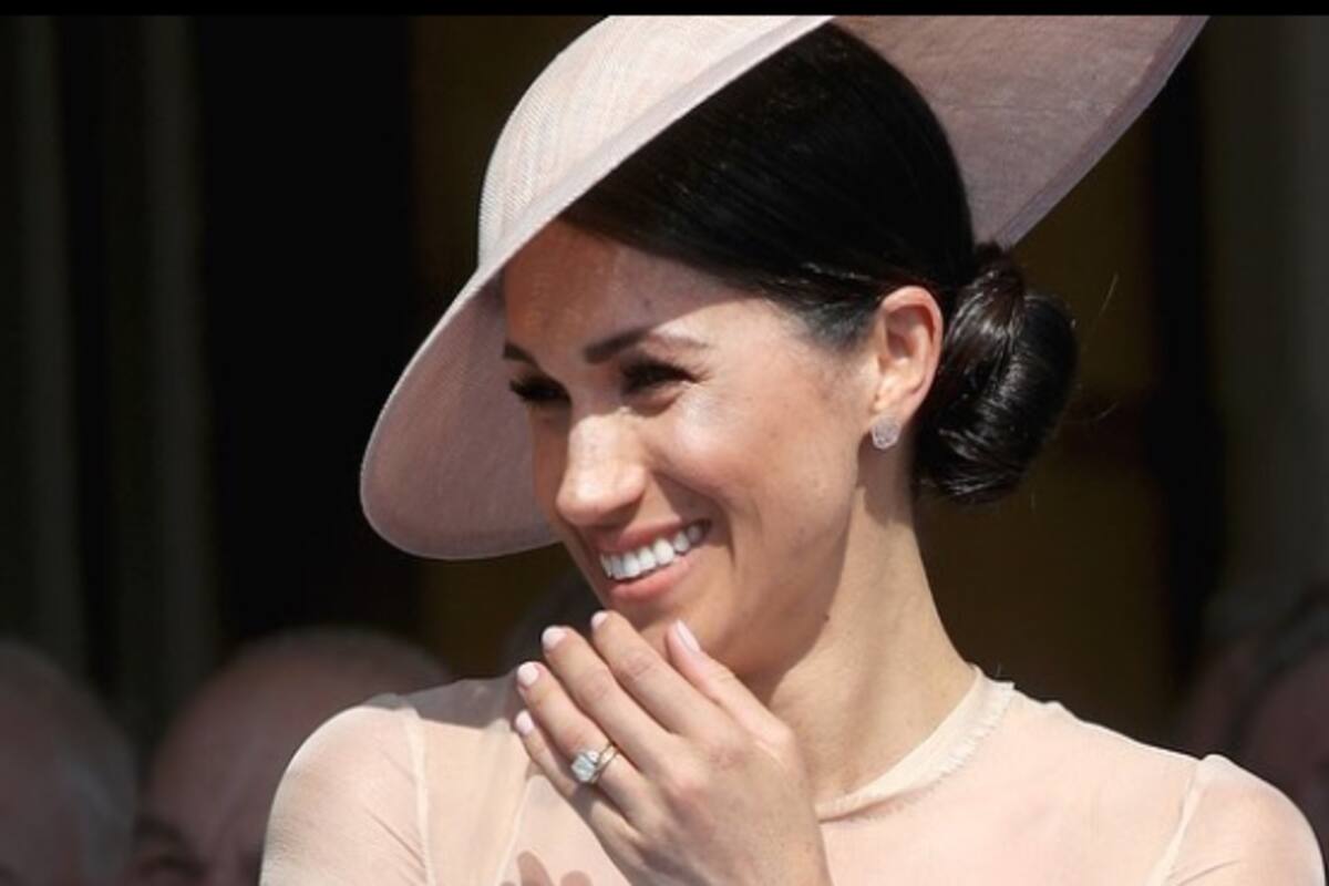 La nueva foto promocional de los duques de Sussex para anunciar su participación en un episodio especial del programa Time100 muestra la pasión de Markle por las joyas de gran valor: junto con su anillo de compromiso, usó un reloj Cartier y un anillo de oro de la colección de la princesa Diana