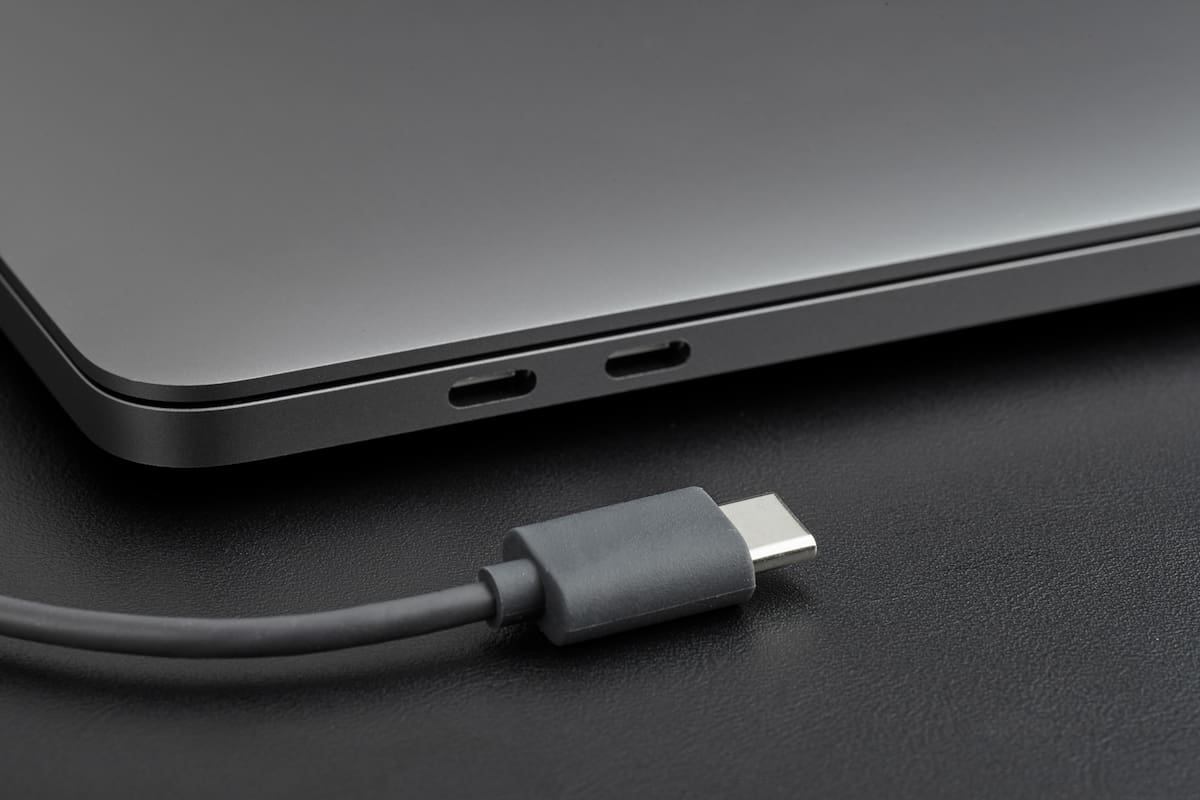 La nueva generación de cables USB C bajo la norma USB4 estarán identificados con un logo que permitirá distinguir su capacidad de carga y transferencia de datos, de hasta 240 W y 40 Gbps
