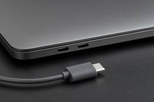 La nueva generación de cables USB C bajo la norma USB4 estarán identificados con un logo que permitirá distinguir su capacidad de carga y transferencia de datos, de hasta 240 W y 40 Gbps