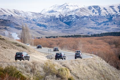 La nueva generación del Renegade también se reconoce desde atrás, camino a la montaña.