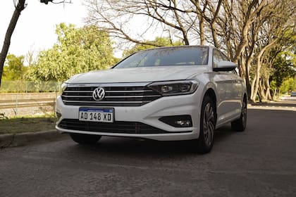 La nueva generación del sedán trae de serie sistemas que apuntan a la experiencia abordo. Además, incluye la más completa dotación de asistencias a la conducción para evitar accidentes