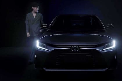 La nueva generación del Yaris destaca por sus luces LED, líneas más rectas y un perfil estilo fastback.