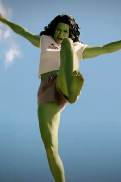 Tatiana Maslany como Jennifer Walters, la abogada que también cuida a Nueva York como She-Hulk