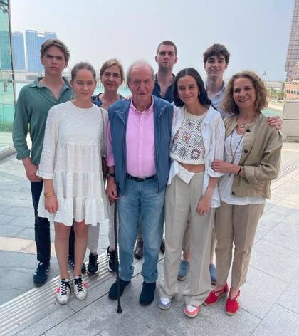La nueva imagen publicada por el entorno del rey emérito para evitar bromas y comentarios