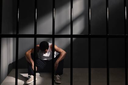 La nueva legislación elimina barreras que impedían la indemnización a personas inocentes que pasaron años en prisión por errores judiciales