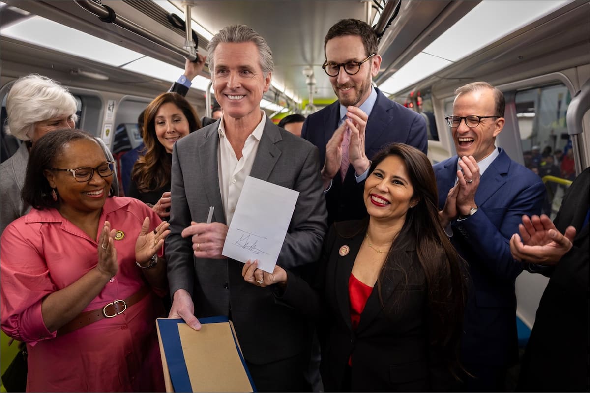 La nueva ley de California que ya tiene la firma de Gavin Newsom apunta a estabilizar los servicios en el Área de la Bahía