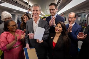 La nueva ley de California que ya tiene la firma de Gavin Newsom apunta a estabilizar los servicios en el Área de la Bahía